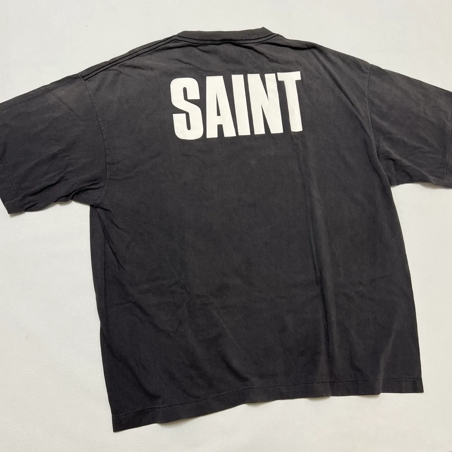 SAINT Mxxxxxx × FRIENDS FRD_SS TEE/FRIENDS/BLK Friends co-branded TEE. Black stills TEE. Washed black S-XL. The ceiling of American dramas. A must-have for sentiment. Asut ready-to-wear wash water and distressed treatment. Domestic top printing factory. God restored. Correct accessories. Friends co-branded wash.